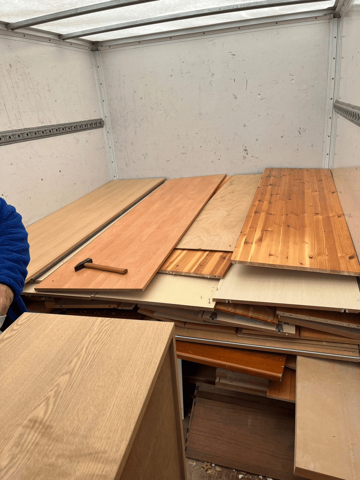 Möbelteile im Transporter zur Entsorgung