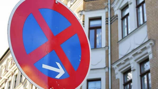 Halteverbotsschild vor Wohngebäude in Berlin