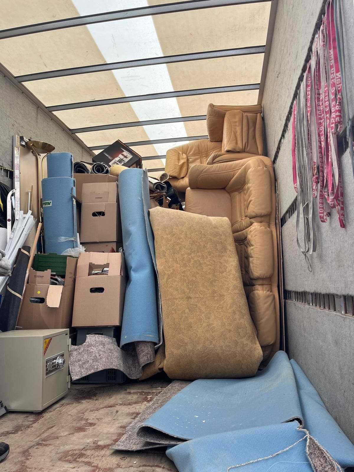 Voll beladener LKW mit Möbeln und Teppichen