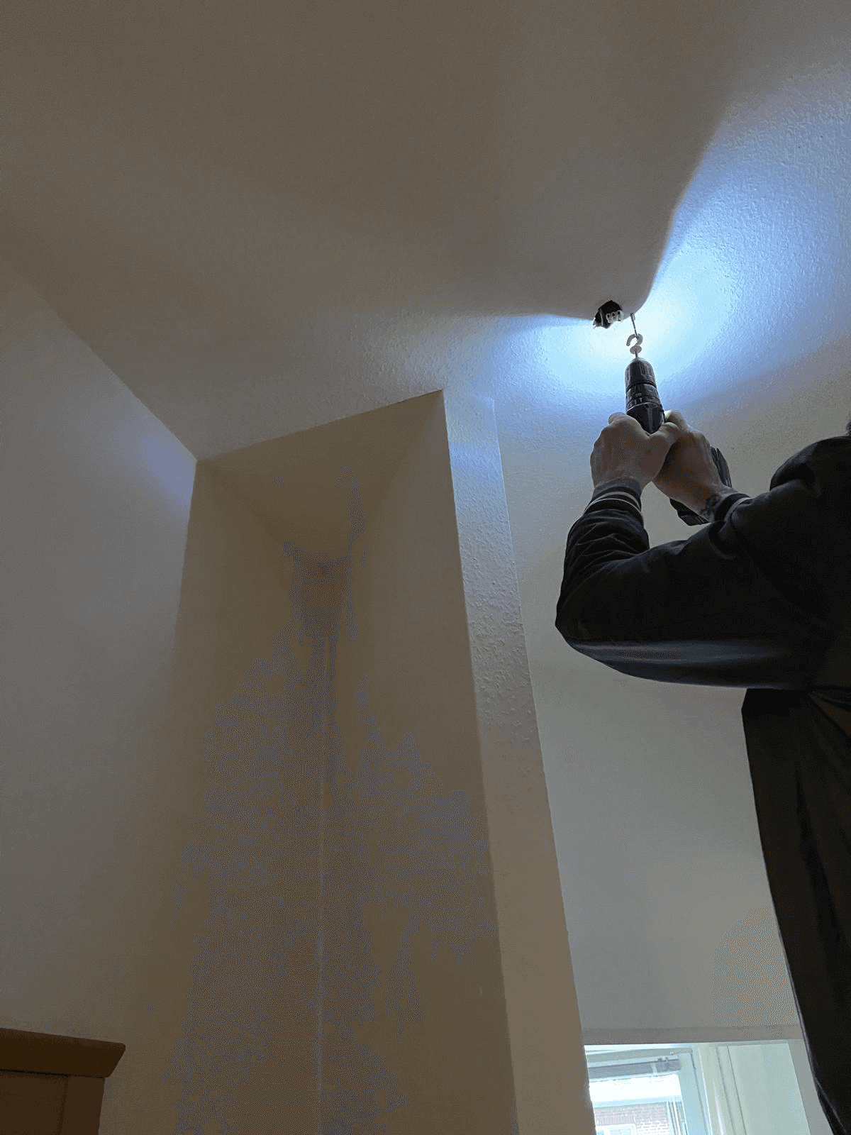 Bohren und Montage an der Decke