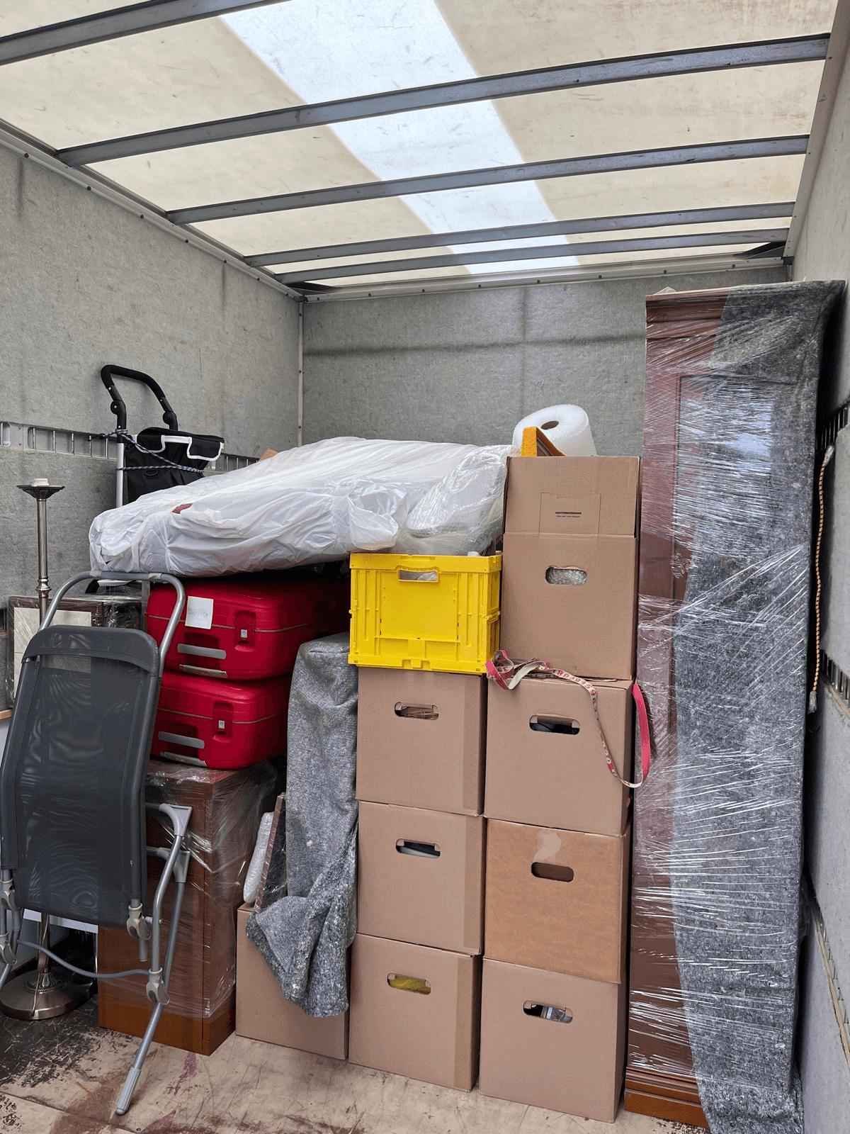 Beladener Umzugswagen – sicher verpackt