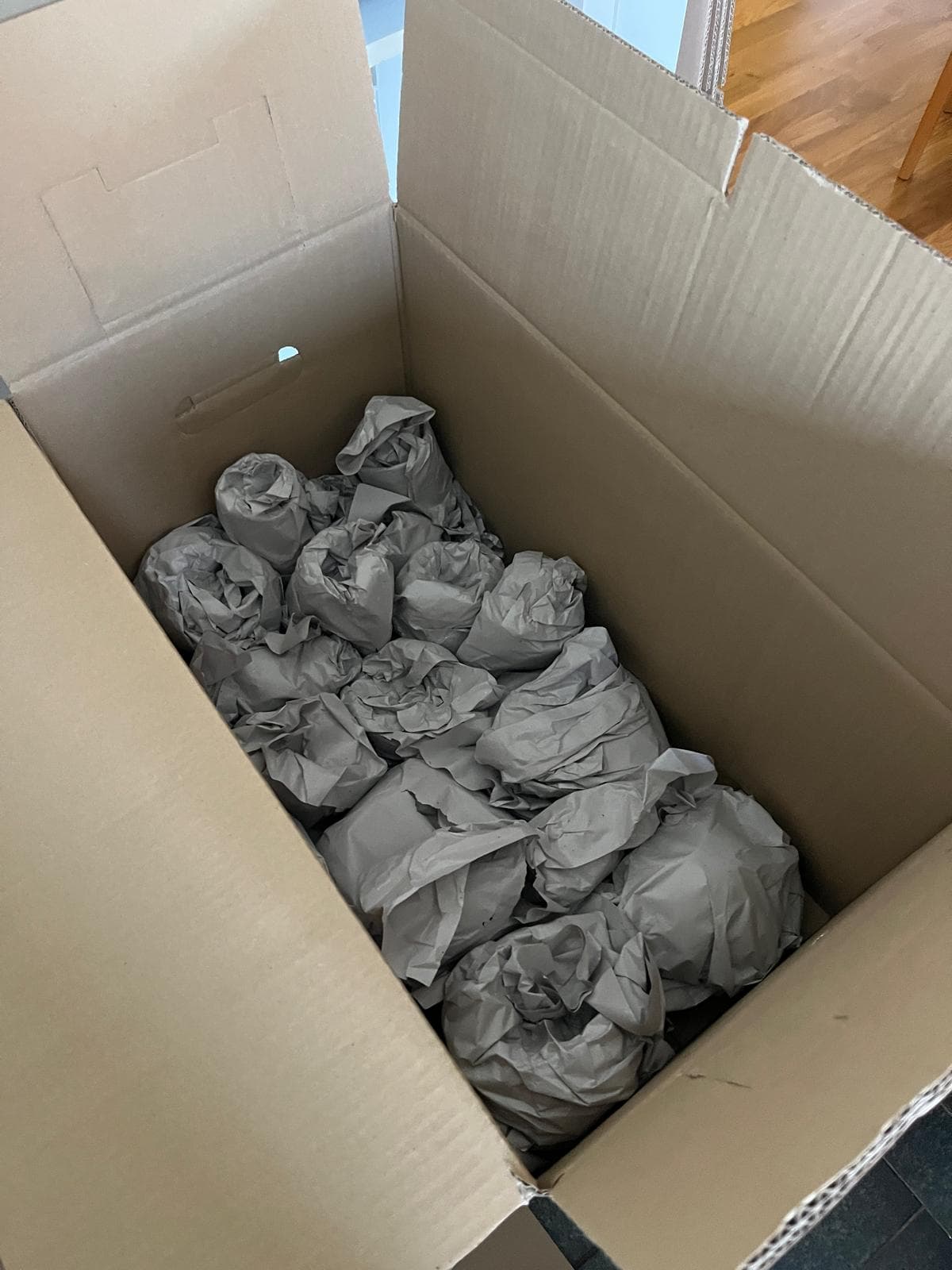 Sorgfältig verpackte Gegenstände im Umzugskarton