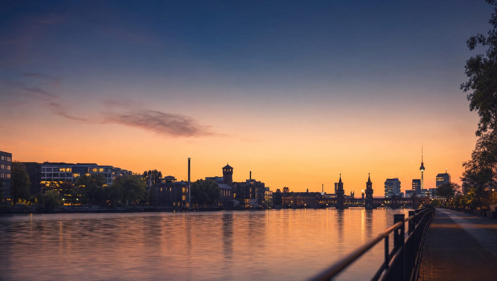 Berliner Skyline mit Fernsehturm bei Sonnenuntergang