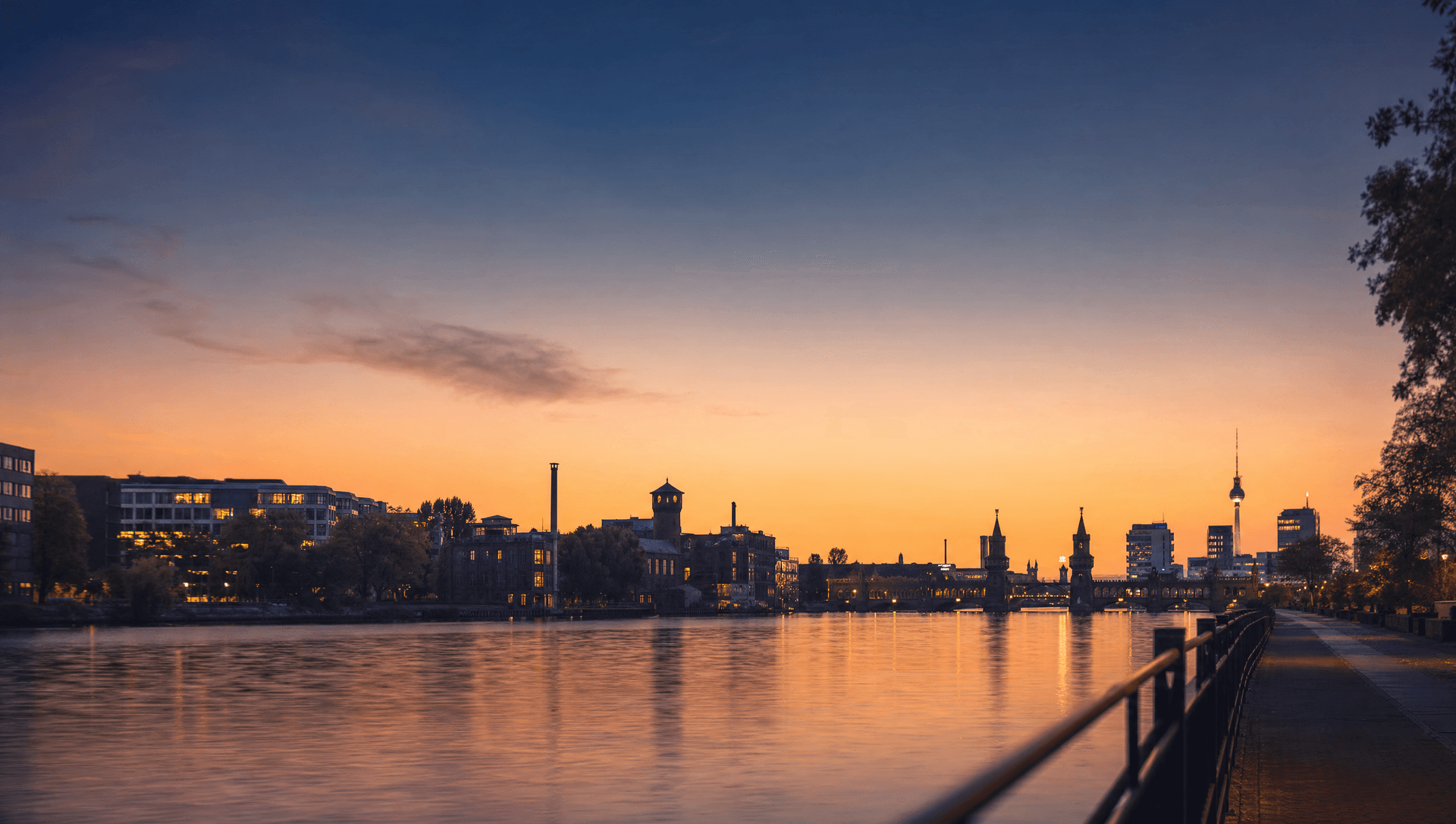 Berliner Skyline mit Fernsehturm bei Sonnenuntergang